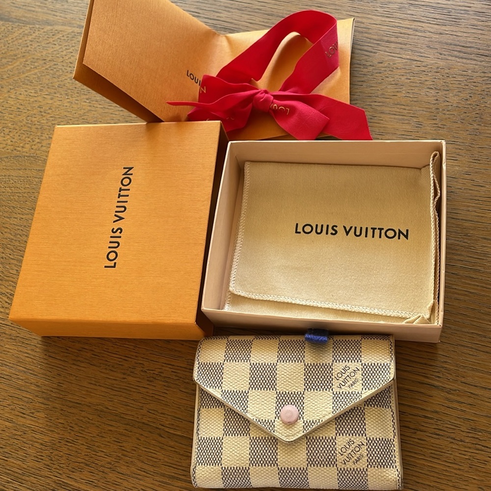 Louis Vuitton Damier Azur Wallet - Cream and Gray - Picture 2 of 7